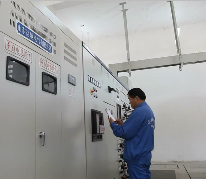 電工維修人員工作現場